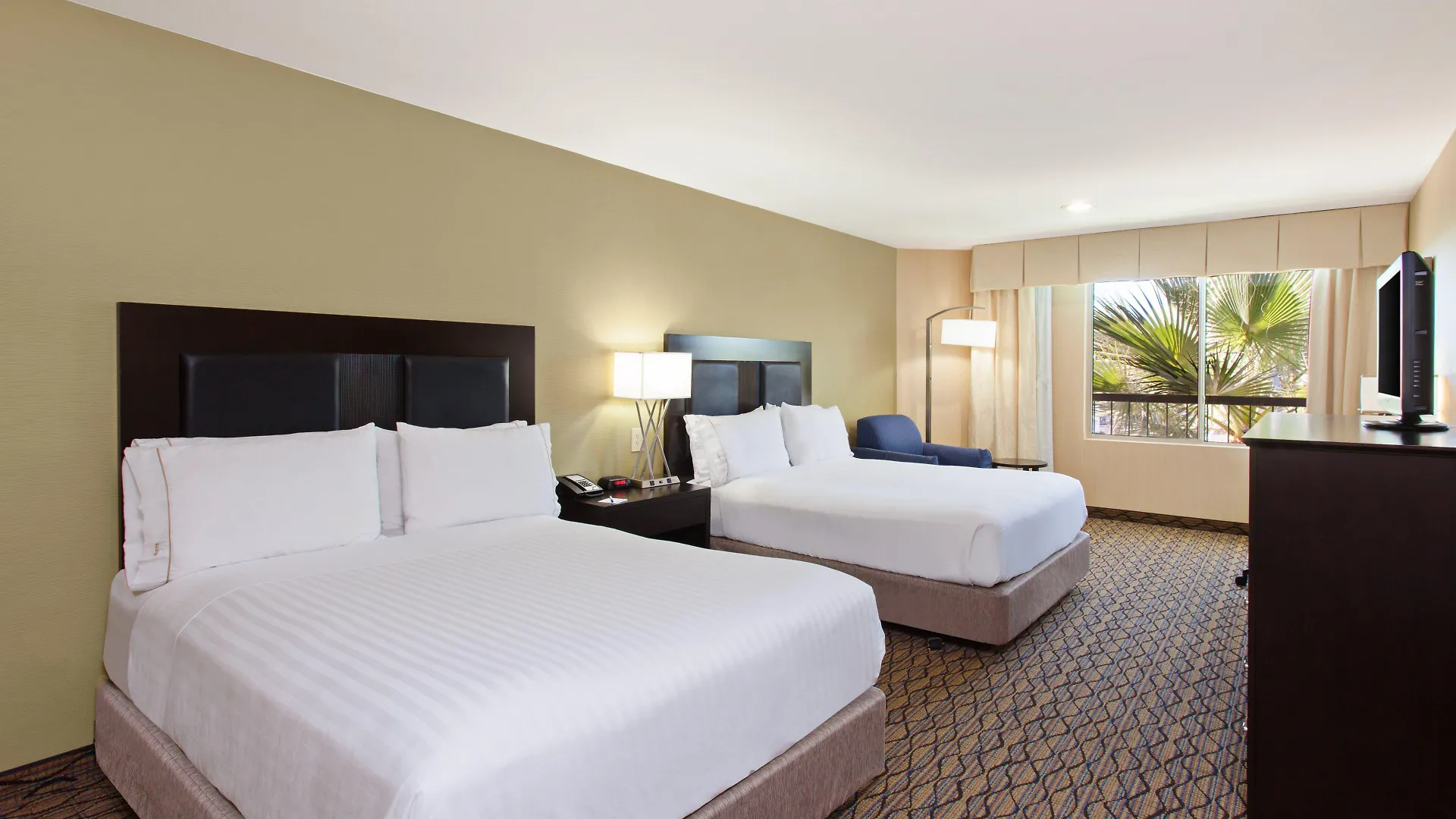 Holiday Inn Express Newport Beach By Ihg 3*,